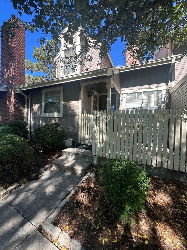 Building Photo - Townhome in Aurora nearby I-225
