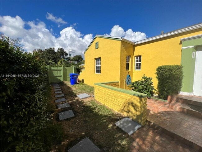 Building Photo - 695 NE 81st St