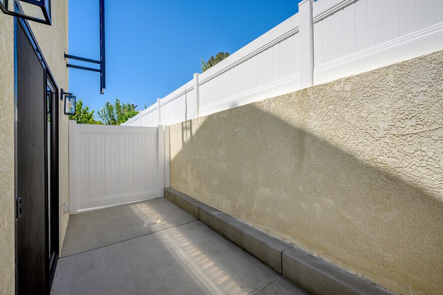 Building Photo - 8460 Glencrest Dr