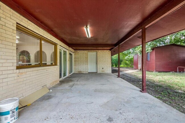 Building Photo - 8630 Valley S Dr