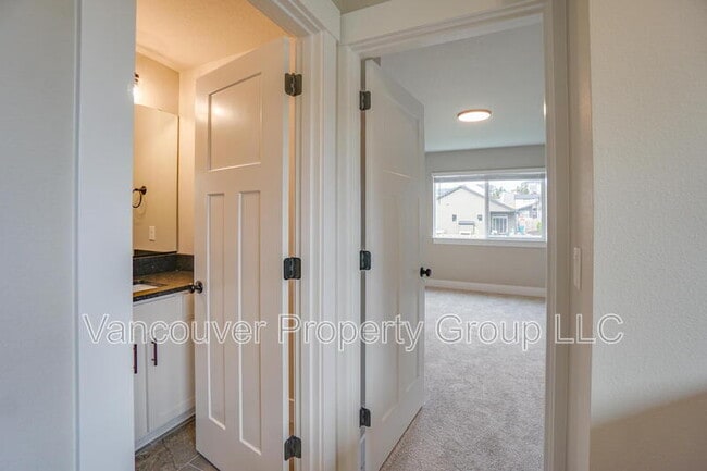 Building Photo - 2217 E Juniper Cir