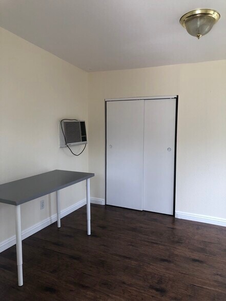 Inside detacched office/craft room - 1564 Alameda St