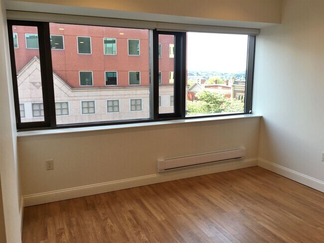 Building Photo - 875 Elm St