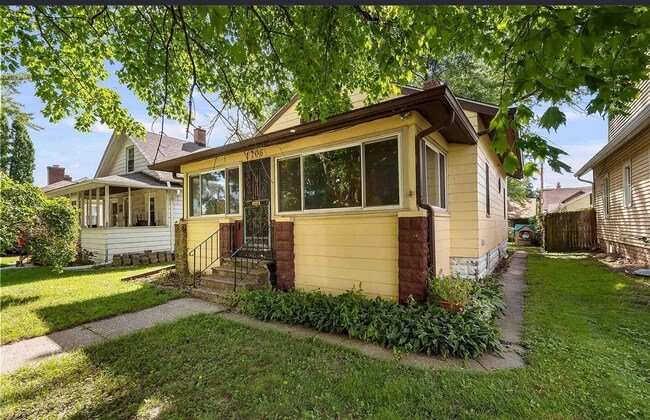 Building Photo - Spacious 2-Bedroom Rock Island Rental