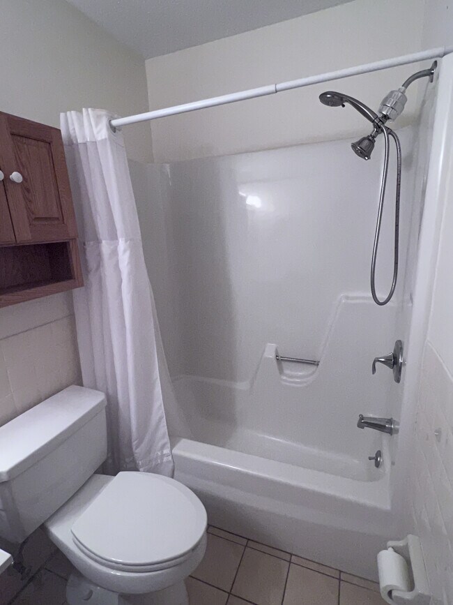 Full bath - 5 Canterbury Ln