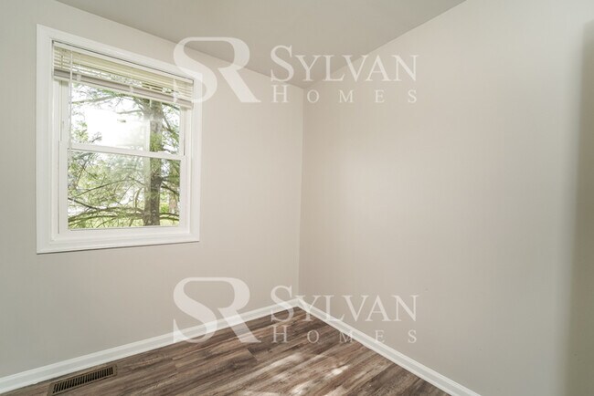 Building Photo - Enjoy living the good life in this 3 bedroom, 1.5 bathroom townhome