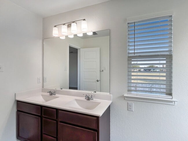 Building Photo - Open-Concept Converse Home with Loft + Covered Patio