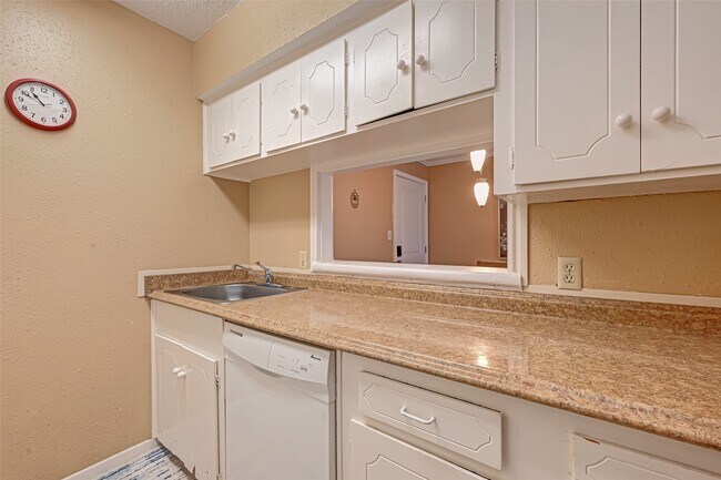 Building Photo - 2101 Fountain View Dr