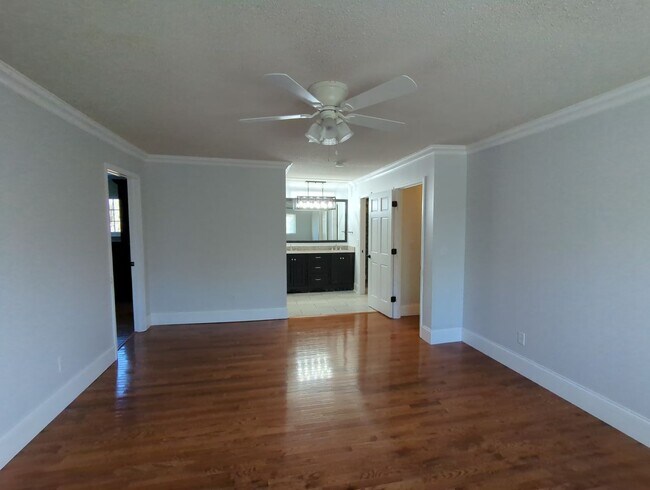 Building Photo - 513 Woodcroft Dr