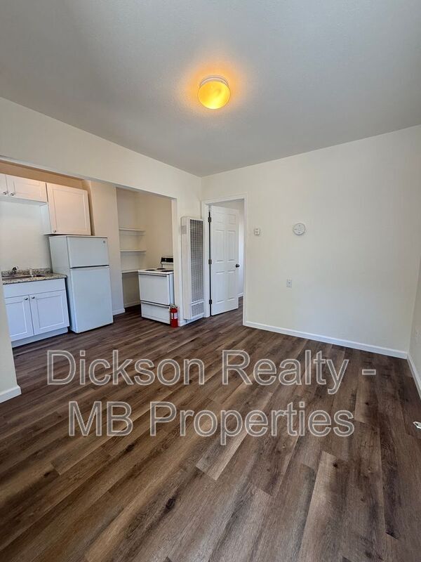 Building Photo - 56 1/2 S. Wells Avenue