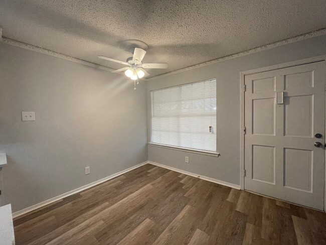 Building Photo - 3624 Parkridge Dr