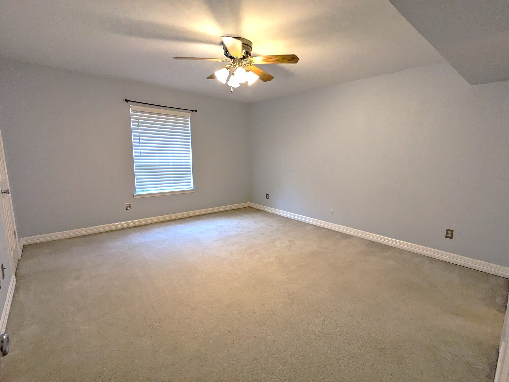 Large master bedroom - 7555 Katy Freeway