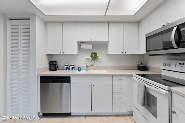 Building Photo - 1145 N Shannon Ave