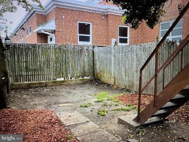 Building Photo - 336 Barclay St