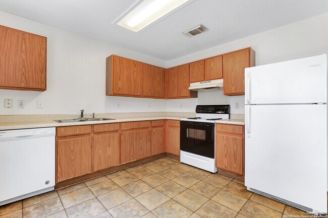 Building Photo - 10106 Amber Flora Dr