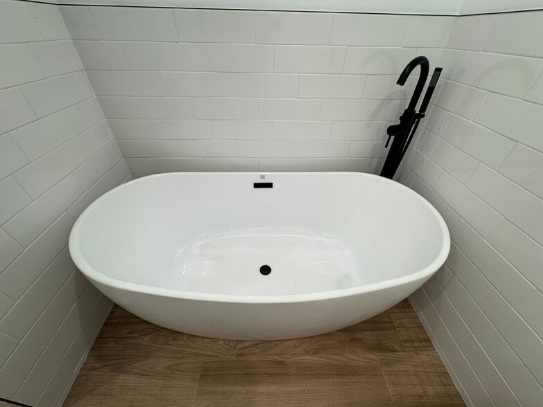 bathtub - 4918 Haskell Ave