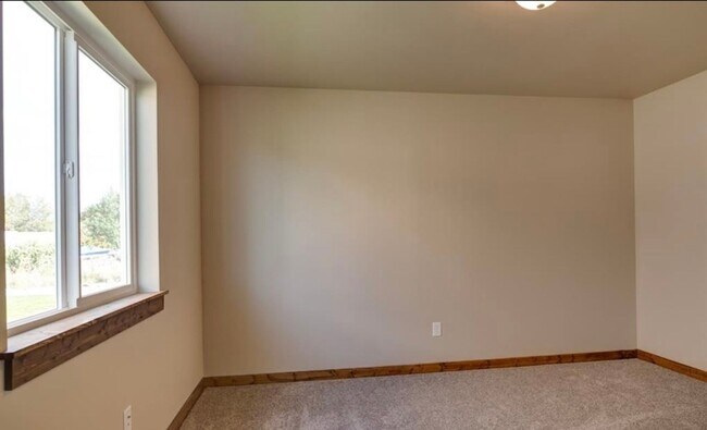 Building Photo - Spacious 3BR/2BA Home in Quiet Belgrade Neighborhood with Fenced Backyard & Garage