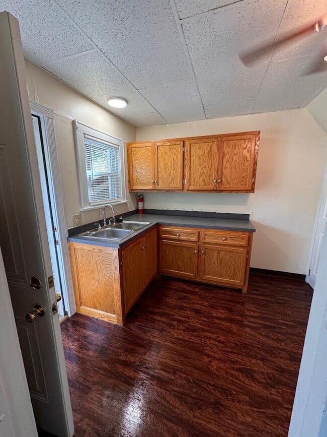 Building Photo - 453 E Kline St