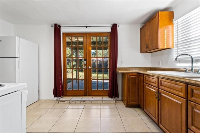 Building Photo - 904 Lakeview Rd