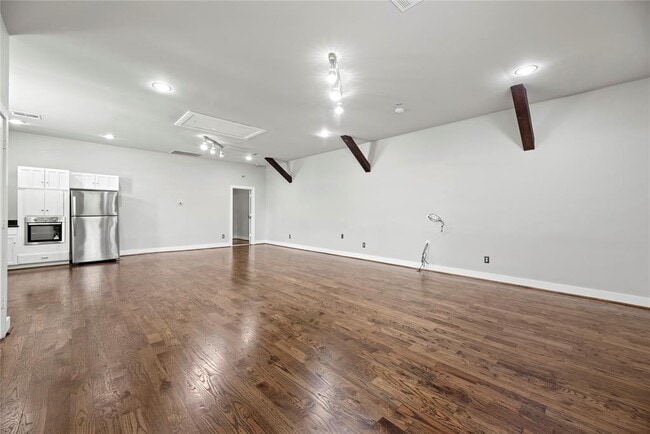 Building Photo - 633 E 11th St
