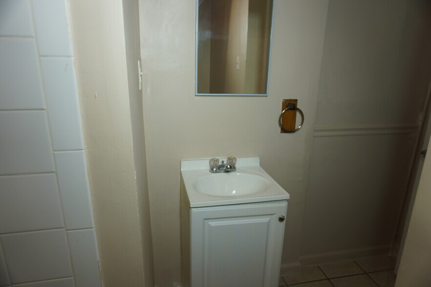 Building Photo - 3033 Hamilton Ave