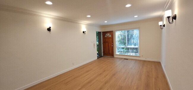 Building Photo - 449 S Doheny Dr