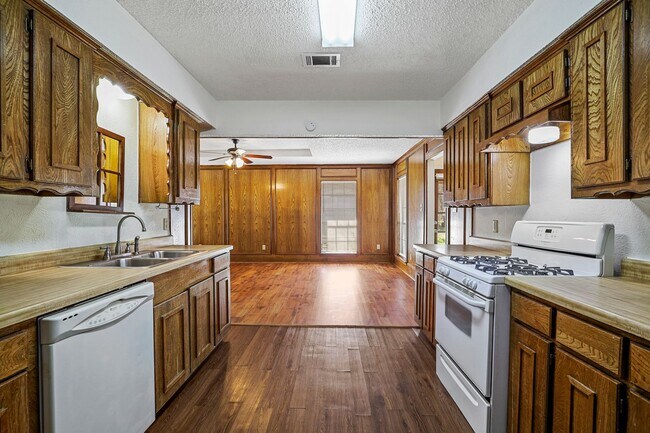 Building Photo - 215 E Pritchard Ln