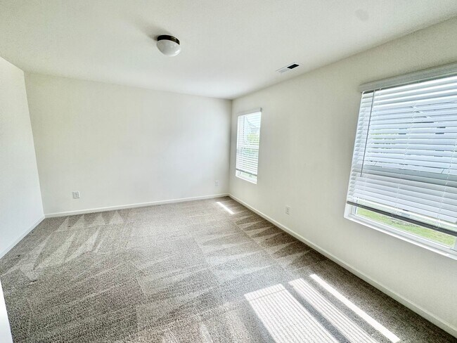 Building Photo - BEAUTIFUL 3BD/2.5BTH Townhome - MALLARD CR...