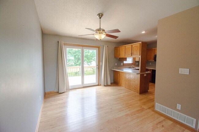 Building Photo - Pet friendly Country Club Manor home with fenced yard!