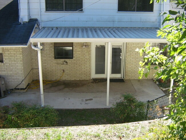 Building Photo - LARGE 4 BEDROOM BELTON ISD