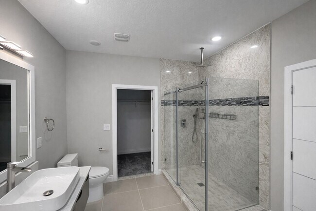 Building Photo - 2033 Greenbriar Ter