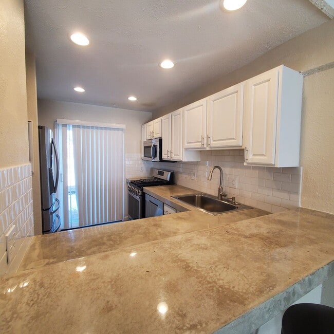 Building Photo - 2 Bedroom Townhome with Pool and Clubhouse/Centrally Located!!