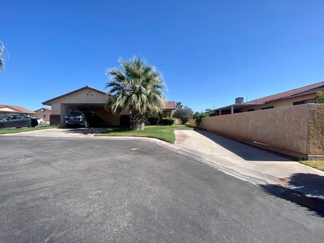 Building Photo - REMODELED TOWNHOME FOR RENT!