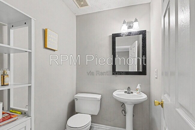 Building Photo - 550 Claudel Ct SW