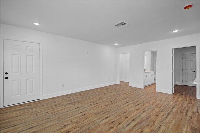 Building Photo - 1203 W 6th St