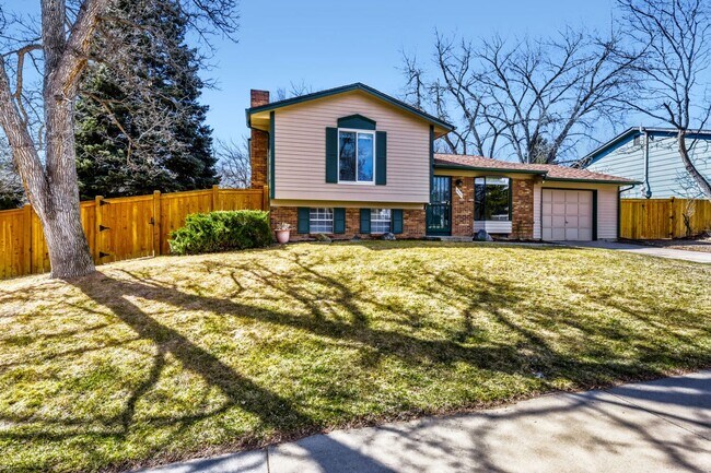 Building Photo - Enjoy the Private Pool and Outdoor Sauna at this 3/2 Home in a Quiet Neighborhood in Louisville