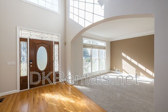 Building Photo - 841 Lakeglen Dr