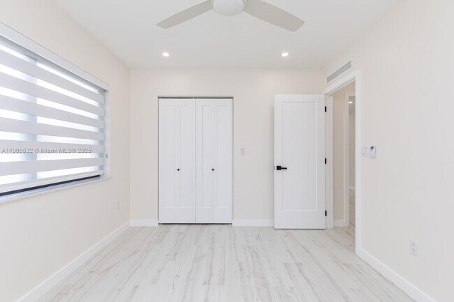 Building Photo - 5641 SW 67th Ave