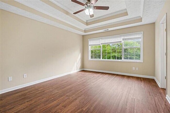 Building Photo - Beautiful, move-in ready split-level home in Hoschton