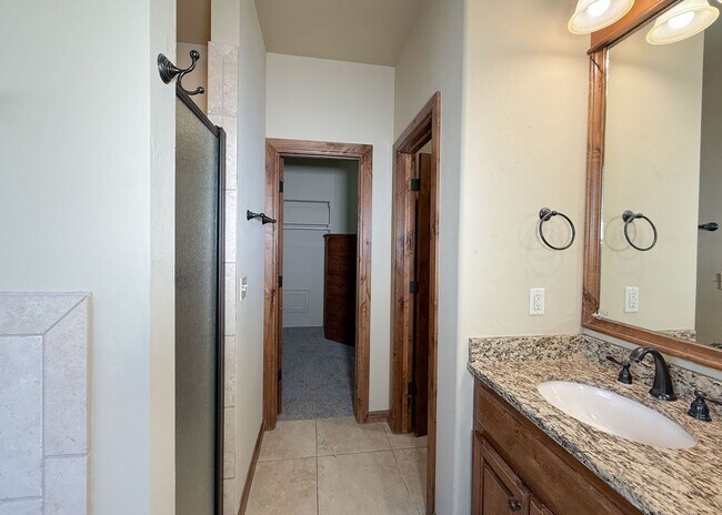 Building Photo - 3 Bed, 2.5 Bath Home in Oxford Park – Open Layout & Tall Ceilings
