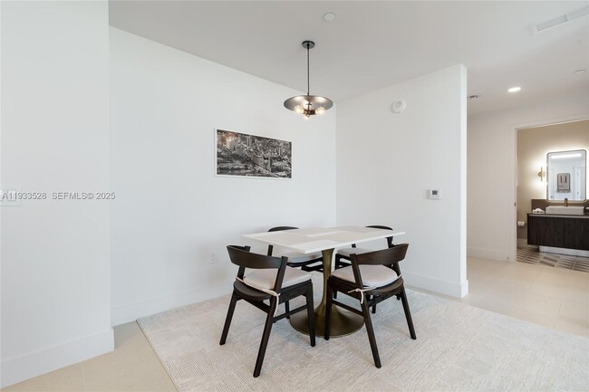 Building Photo - 601 NE 1st Ave