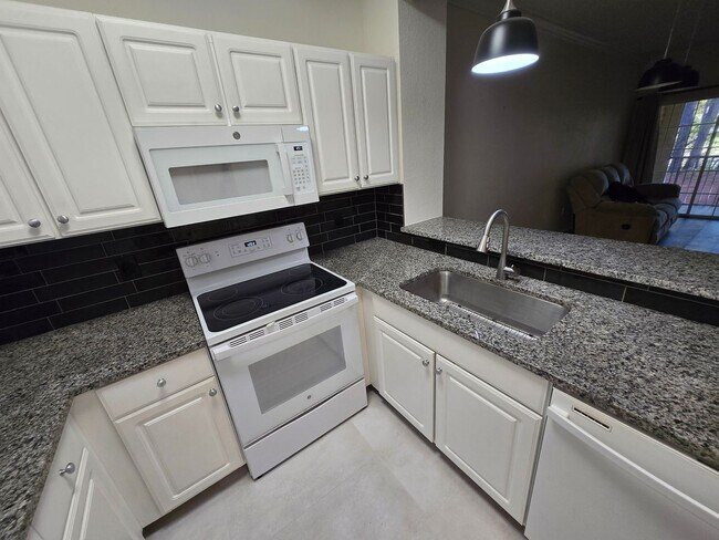 Building Photo - 1 Bed / 1.5 Bath – Magnolia Place