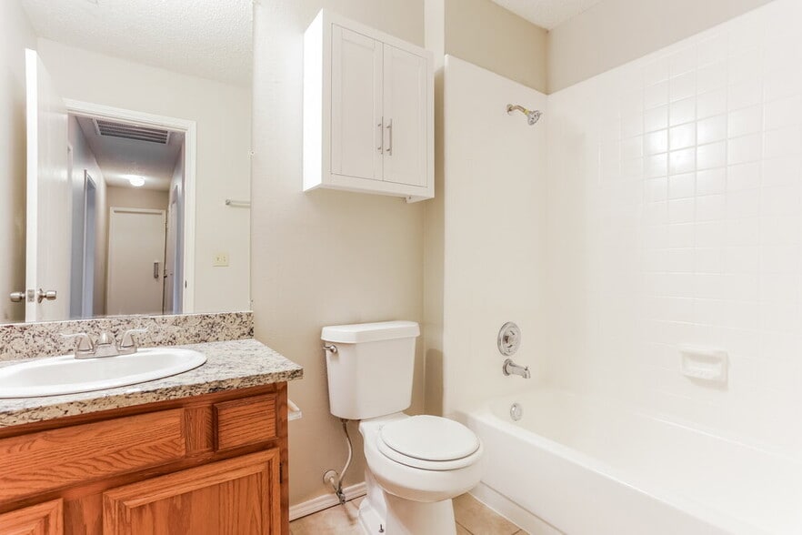 Building Photo - 7024 Wooddale Dr
