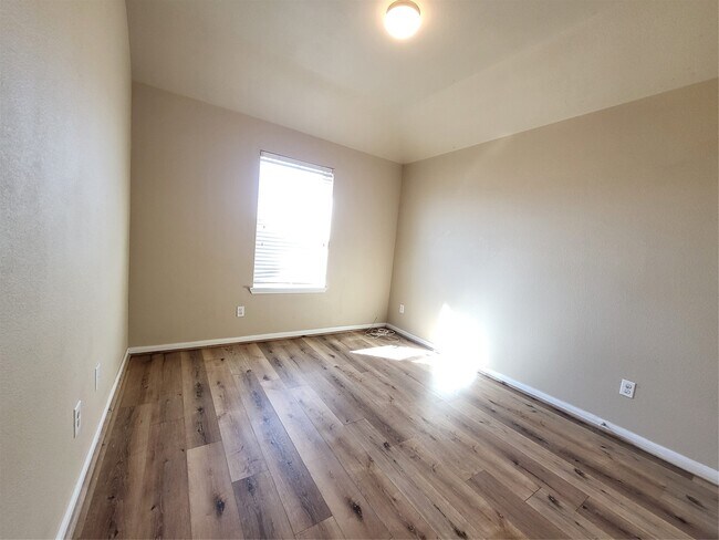 Building Photo - 1906 Howth Ave