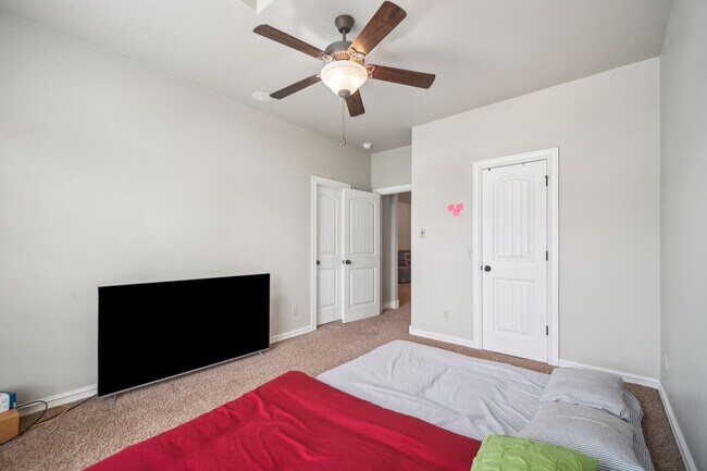 Building Photo - Stunning 5 bedroom 4.5 bath in Stonebrooke Glenn