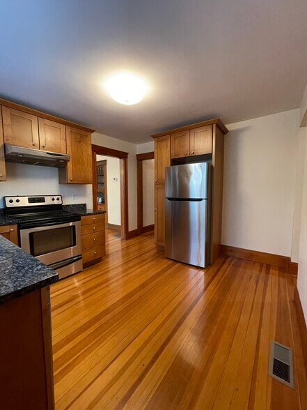 Building Photo - 60 Landseer St