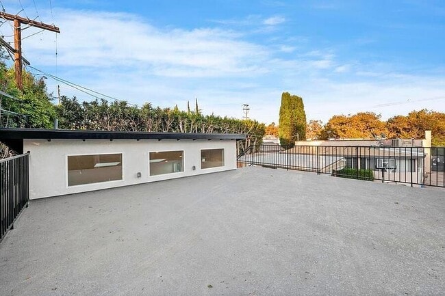 Building Photo - 739 N Formosa Ave