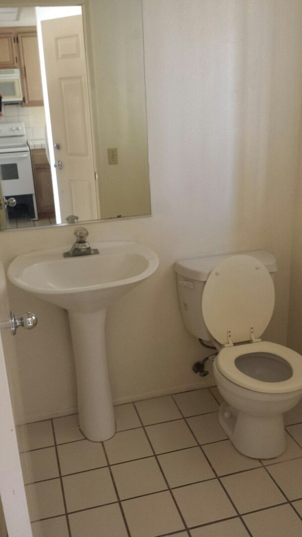 Building Photo - 2 Bedroom - 2.5 Bathroom Condo in gated co...