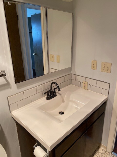 Vanity - 20667 Antrim Dr