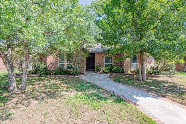 Building Photo - 3 bed 2 bath home with 2 car garage!